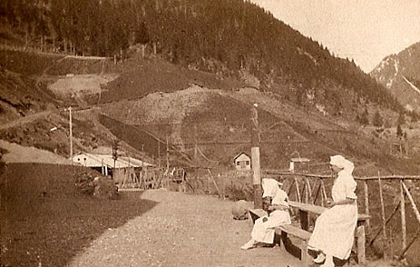 Sul piazzale dell'ospedale 41