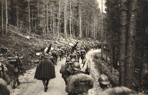 Truppe_di_rincalzo_sugli_altipiani_durante_offensiva_austriaca