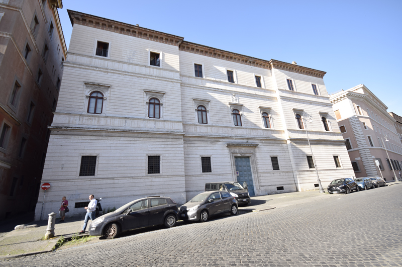 Via_dei_Corridiri-Palazzo_Torlonia (2)