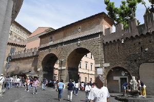 Largo_del_Colonnato-Porta_del_Pellegrino