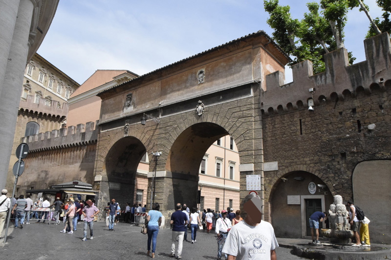 Largo_del_Colonnato-Porta_del_Pellegrino