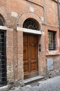 Vicolo_del_Farinone-Palazzo_al_n_18-Portone