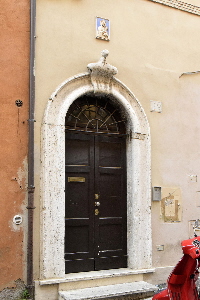 Vicolo_del_Farinone-Palazzo_al_n_29-Portone