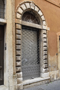 Vicolo_del_Farinone-Palazzo_al_n_8-Portone
