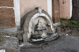 Via_di_Porta_Castello-Fontana