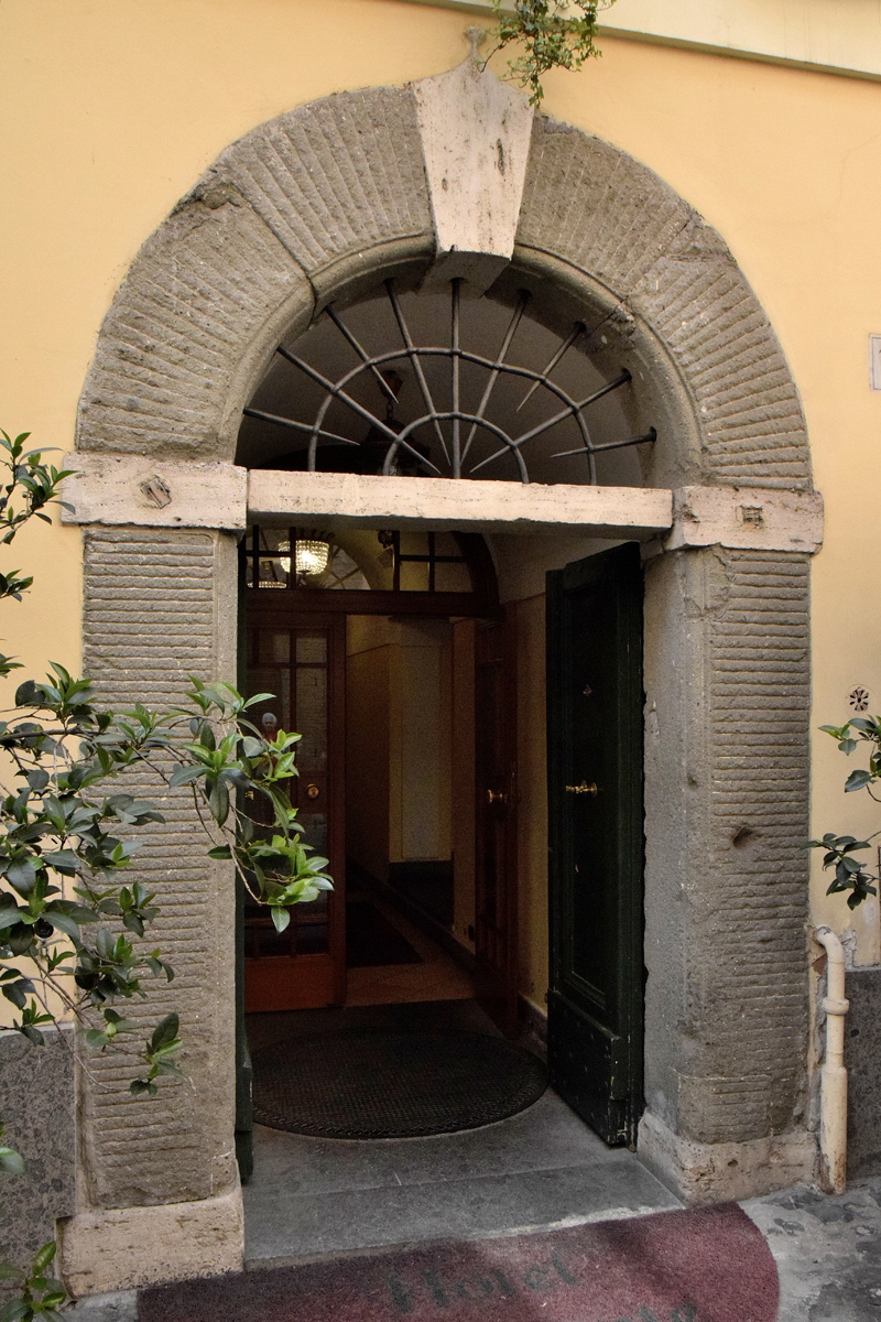 Vicolo_delle_Palline-Palazzo_al_n_24-Portone (2)