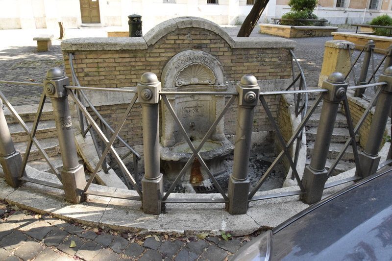 Piazza_delle_Vaschette-Fontana