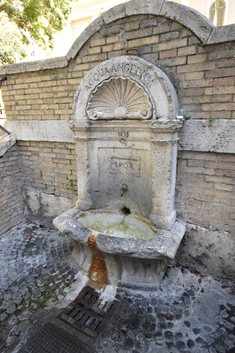 Piazza_delle_Vaschette-Fontana (3)