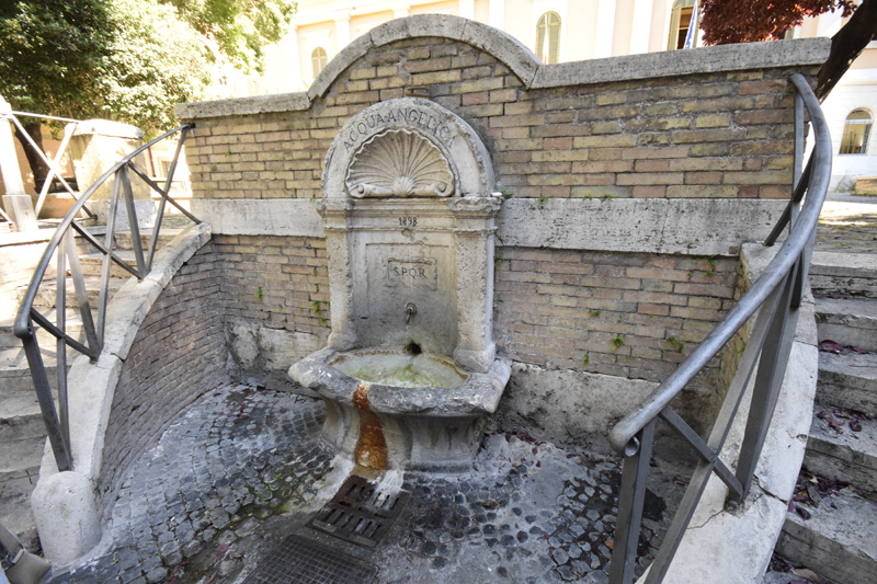 Piazza_delle_Vaschette-Fontana (4)