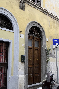 Via_dei_3_Pupazzi-Palazzo_al_n_15-Portone