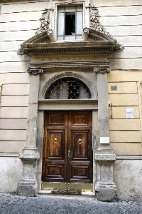 Via_dei_3_Pupazzi-Palazzo_al_n_4-Portone