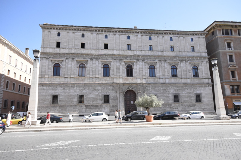 Via_della_Conciliazione-Palazzo_Torlonia_al_n_130