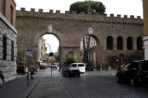Via_della_Traspontina-Porta