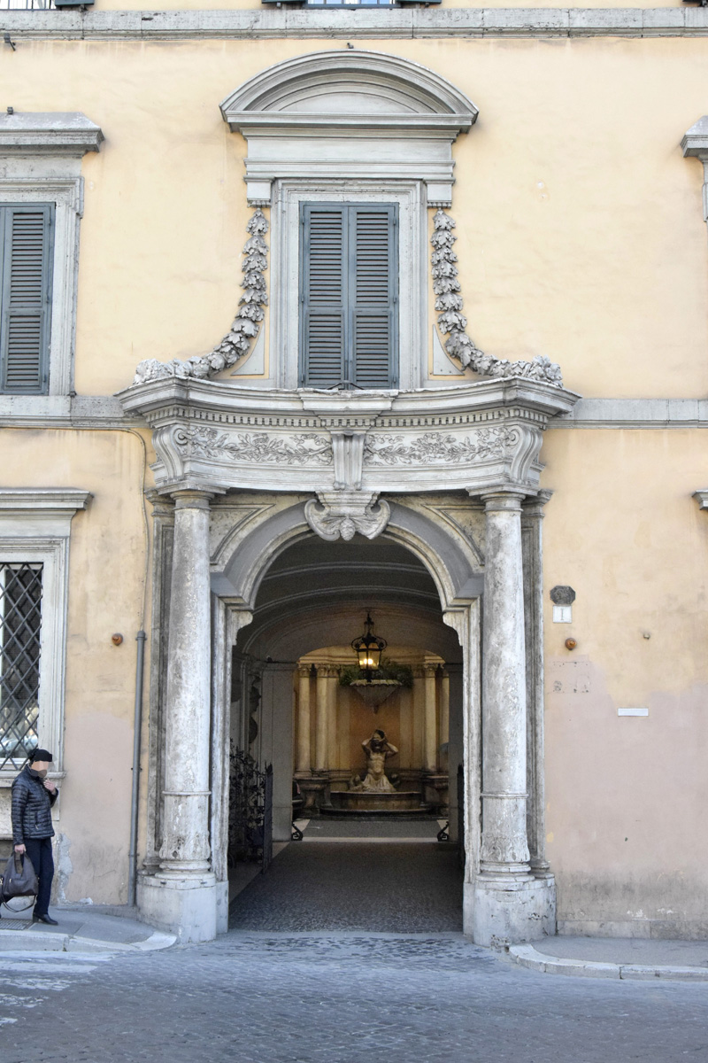 Piazza_Aracoeli-Palazzo_Massimo_Rignano_al_n_1-Portone