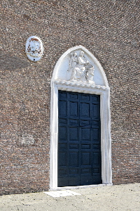 Piazza_Aracoeli-Chiesa_omonima-Ingresso_destro