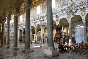 Piazza_dell_Aracoeli-Chiesa_omonima-Colonnato (3)