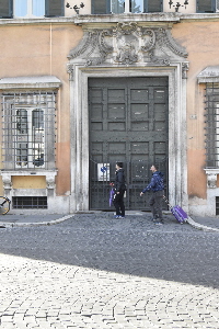 Via_di_S_Venanzio-Palazzo_Muti_Bussi_al_n_23-Portone (2)