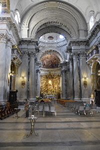 Piazza_Campitelli-Chiesa_di_S_Maria_in_Portico-Navata_centrale