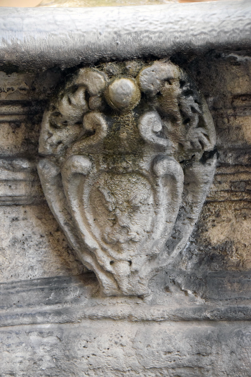 Piazza_Campitelli-Fontana-Stemma-Camera-Apostolica