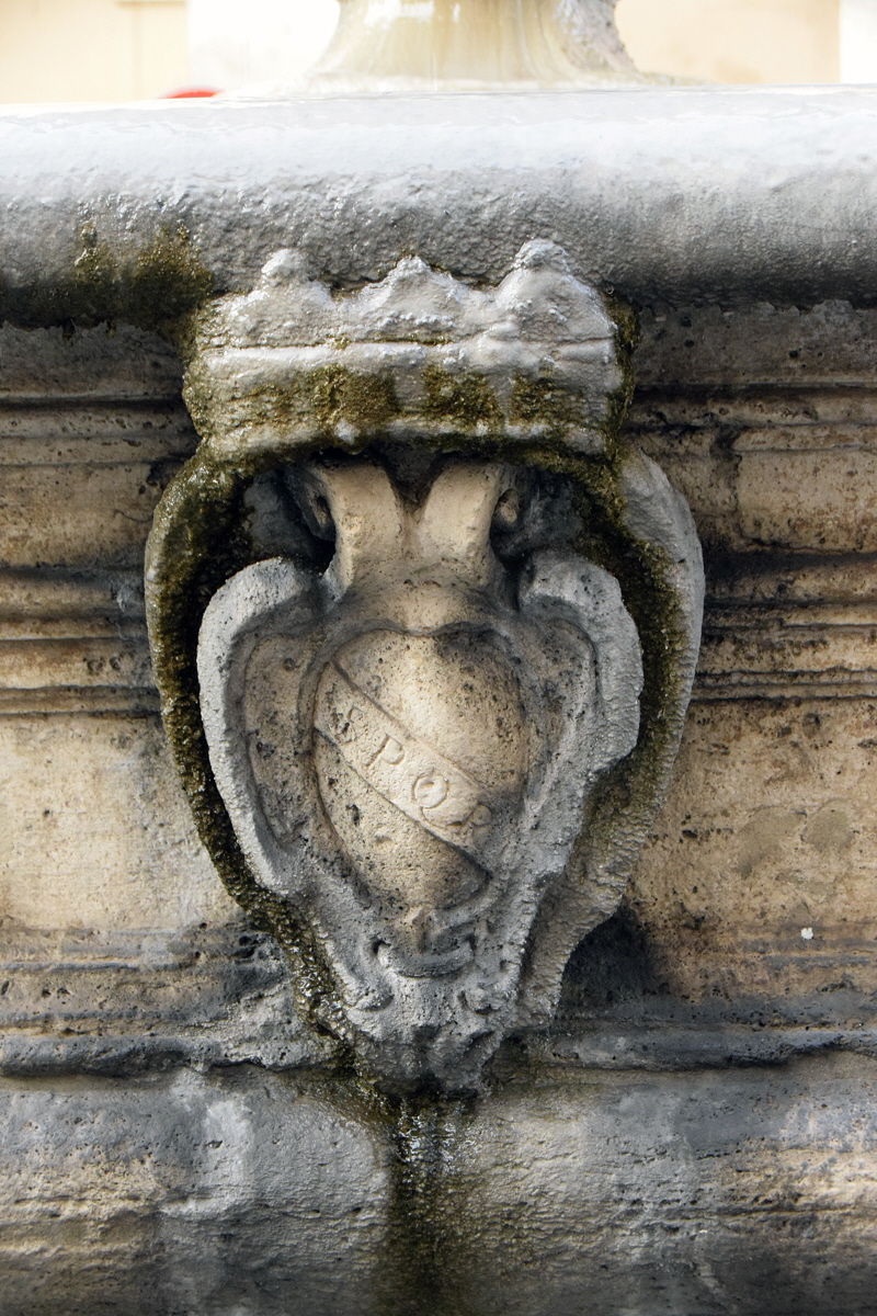 Piazza_Campitelli-Fontana-Stemma-SPQR (2)