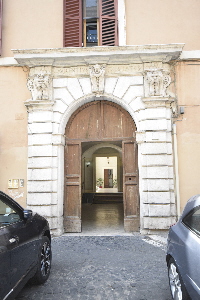 Piazza_Campitelli-Palazzo_al_n_9-Portone