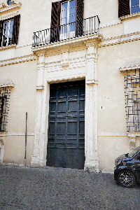 Piazza_Capizucchi-Palazzo_al_n_1-Portone