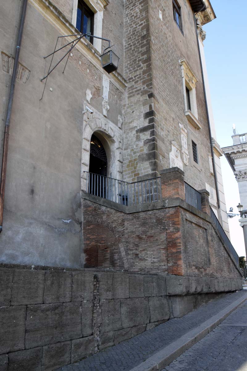 Via_di_S_Pietro_in_Carcere-Ingresso_palazzo_senatorio