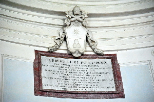 Via_S_Teodoro-Chiesa_di_S_Teodoro-Lapide_di_Clemente_XI-1704 (2)