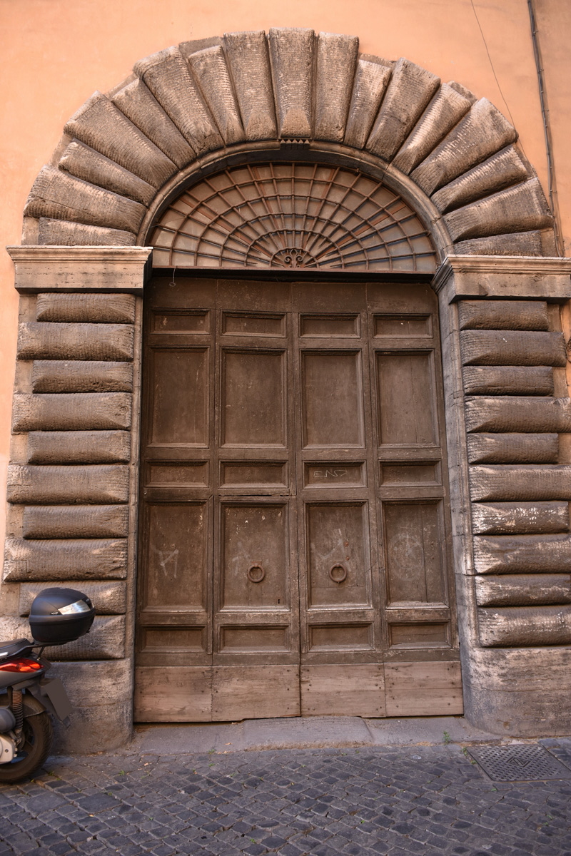 Via_della_Tribuna_di_Tor_de_Specchi-Palazzo_al_n_1-Portone (2)