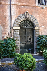 Via_della_Tribuna_di_Tor_de_Specchi-Palazzo_al_n_5-Portone
