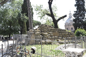 Via_di_S_Pietro_in_Carcere-Mura_Serviane