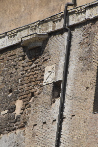 Via_di_S_Pietro_in_Carcere-Tabularium-Stemma-Camera_Apostolica