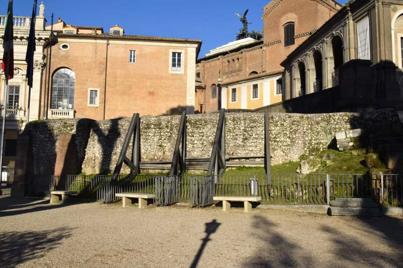 Via_di_S_Pietro_in_Carcere-Tempio_romano