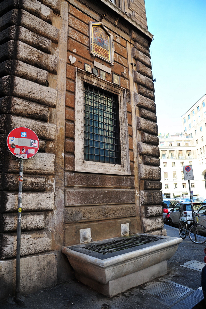 Piazza_Nicosia_angolo_via_della_Scrofa-Fontana (3)