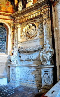 Piazza_del_Popolo-Chiesa_di_S_Maria_del_popolo-Monumento_al_card_Giovanni_De_Castro-1506