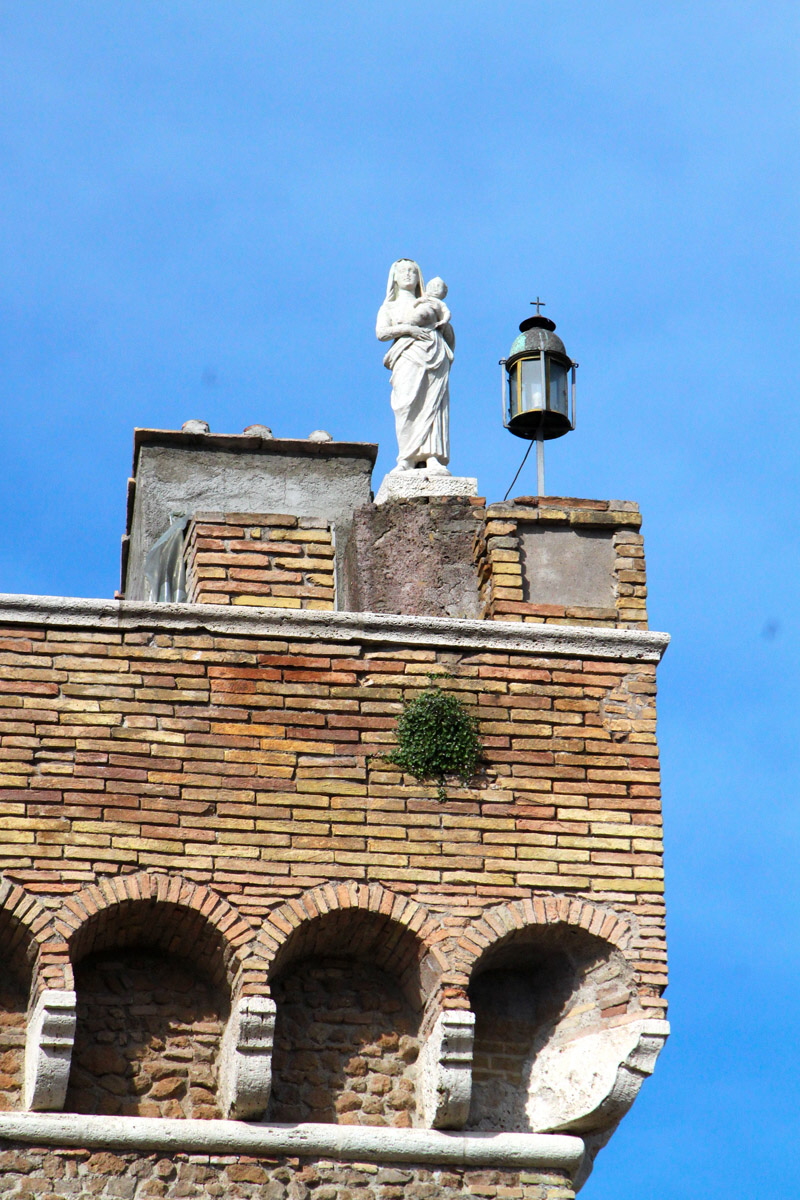 Via_dei_Portoghesi-Torre_della_Scimmia (2)