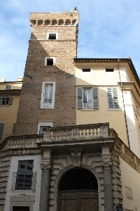Via_dei_Portoghesi-Torre_della_Scimmia (3)