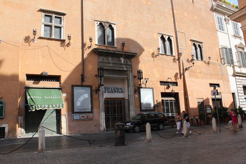 Piazza_Capranica-Palazzo omonimo-Teatro_Capranica