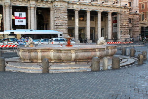 Piazza_Colonna-Fontana