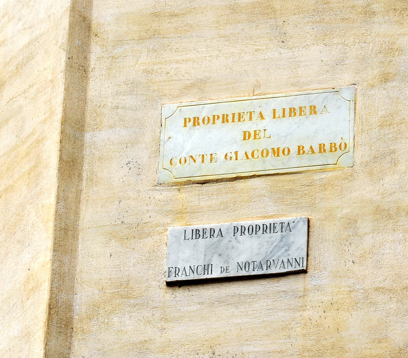 Piazza_angolo_Via_della_Maddalena-Lapidi_di_proprieta