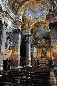 Piazza_della_Maddalena-Chiesa_omonima-Navata_centrale (2)