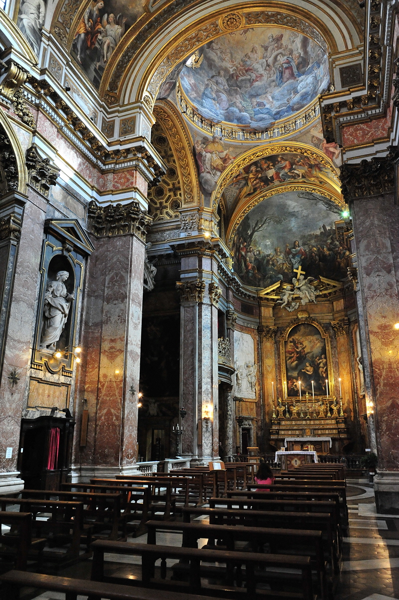 Piazza_della_Maddalena-Chiesa_omonima-Navata_centrale (2)