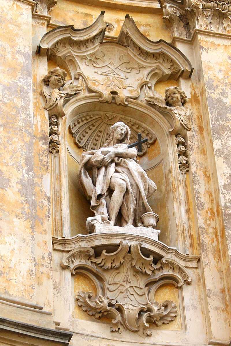 Piazza_della_Maddalena-Chiesa_omonima-Statua_di_Maria_Maddalena