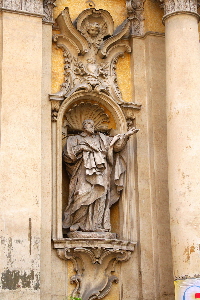 Piazza_della_Maddalena-Chiesa_omonima-Statua_di_S_Filippo_Neri