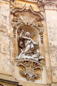 Piazza_della_Maddalena-Chiesa_omonima-Statua_di_Santa_Marta