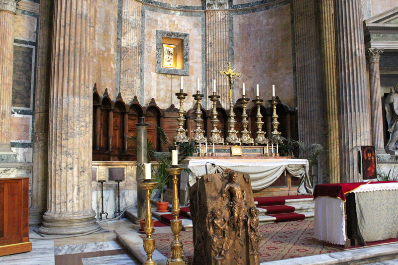 Piazza_della_Rotonda-Pantheon-Altare_principale (10)