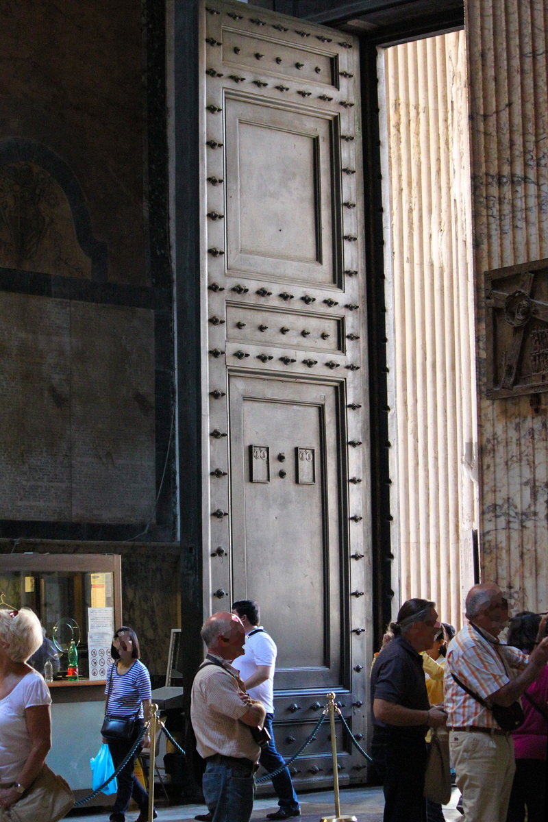 Piazza_della_Rotonda-Pantheon-Porte_di_Bronzo (5)