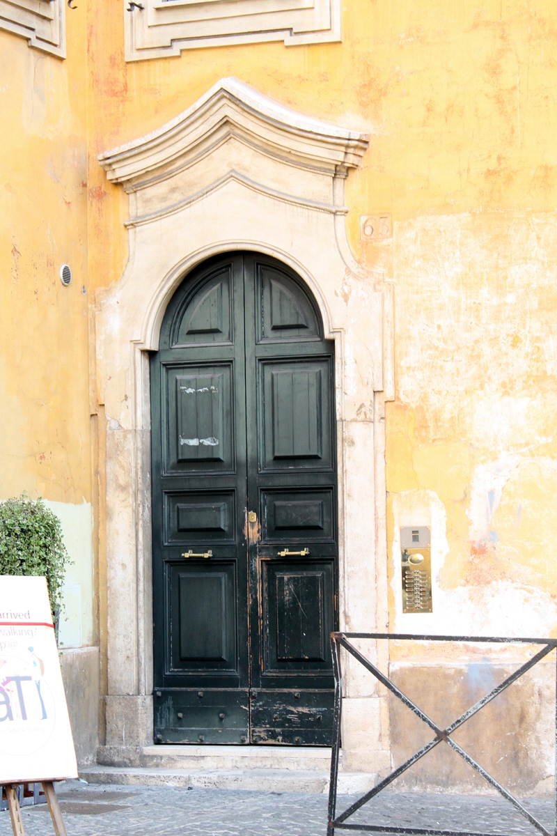 Piazza_di_Pietra-Ingresso_secondario_casa_de_Cinque