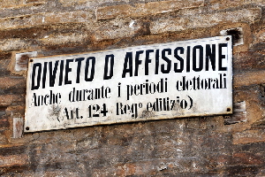 Via_del_Gambero-Divieto_di_Affissione