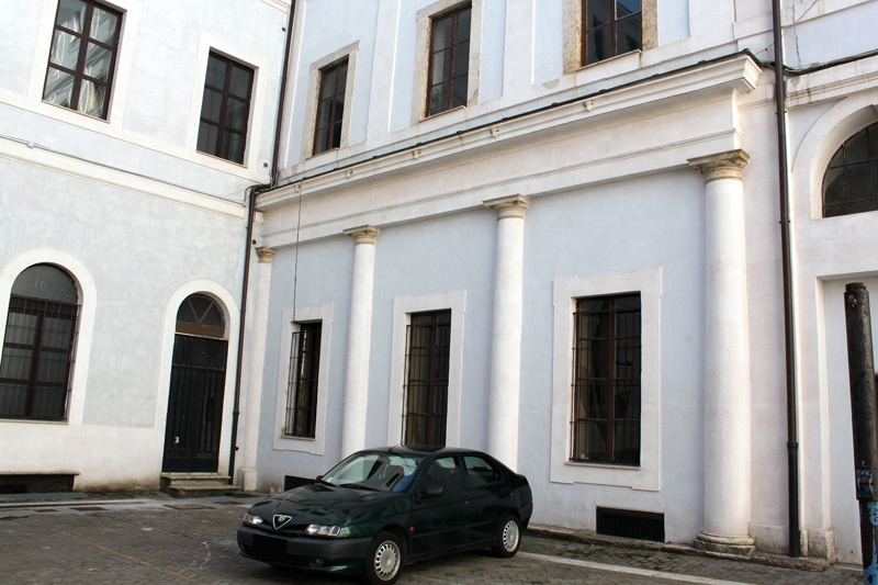 Via_del_Nazzareno-Palazzo_Tonti_ex_Collegio_Nazzarenoi-resti_del_portico_interno